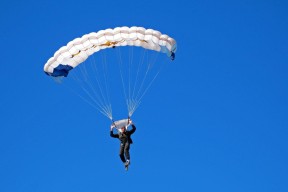 开云网站-“德甲豪门密切追赶，冠军之战悬而未决”，德甲冠名