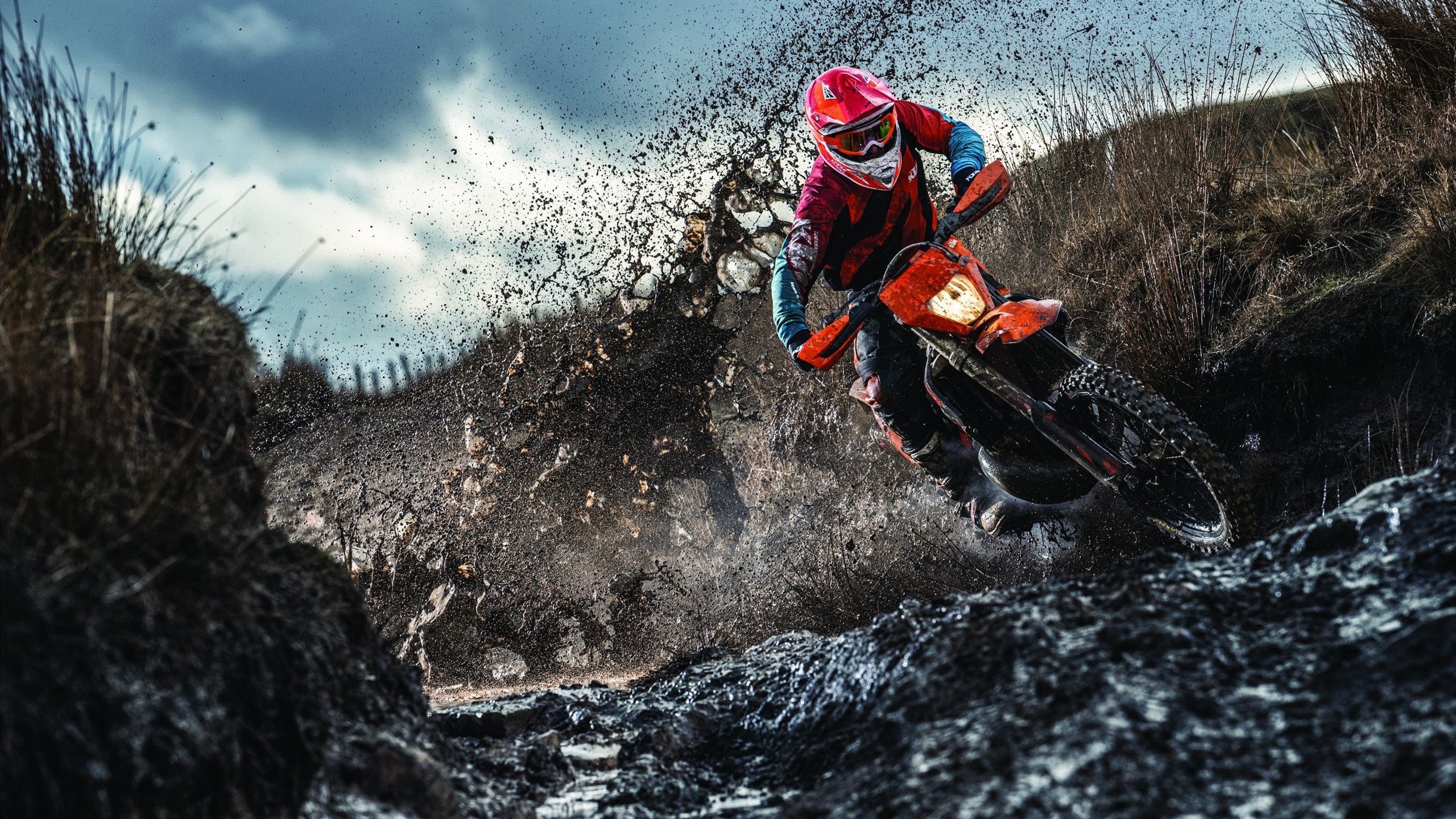 “越野极限:泥浆与沙尘中的生死考验”,越野车在泥里面比赛