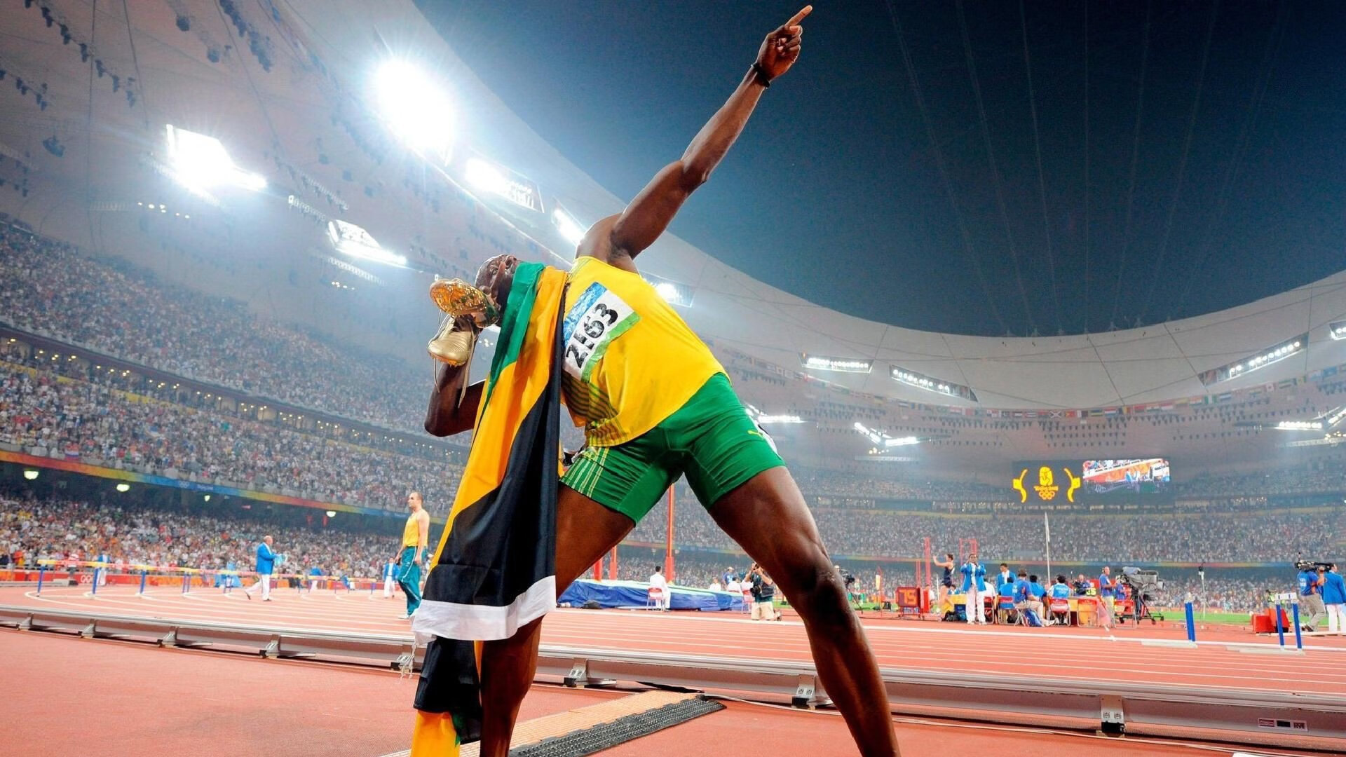 “腰旗美式橄榄球：东部新区赛场迎接极速与巧妙的对抗”